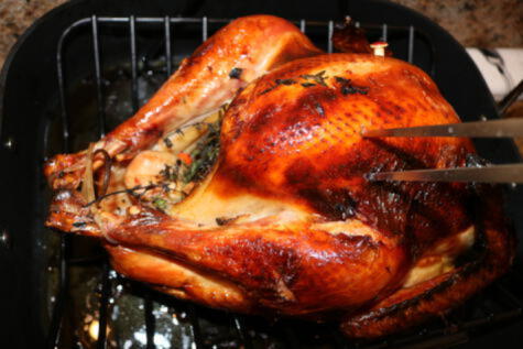 Con la prueba del cuchillo no hay pierde, fácilmente puedes saber si el pavo está cocido.   