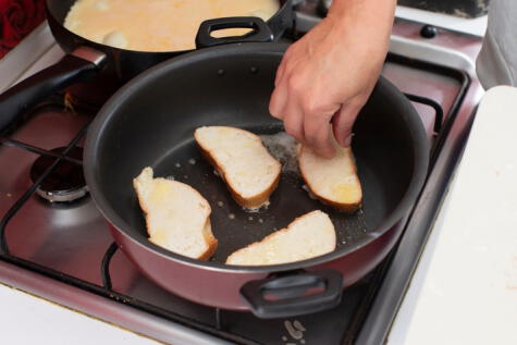 Luego de congelar el pan, puedes tostarlo en un recipiente como sartén u olla.   