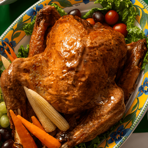 La "Tiendecita Blanca", además de hornear, decora el pavo.   