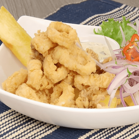 Chicharrón de pota, el dúo perfecto del ceviche.   