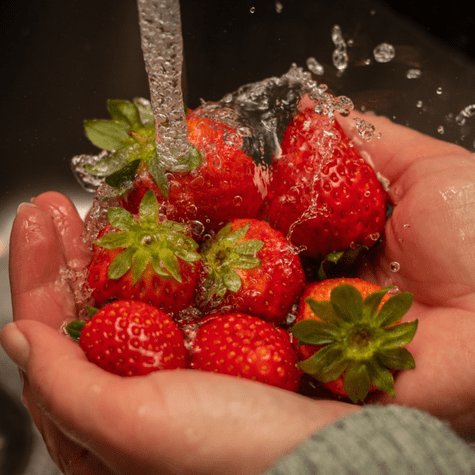 Lava las fresas con agua, luego un cepillo y finalmente en una solución de lejía y agua.   