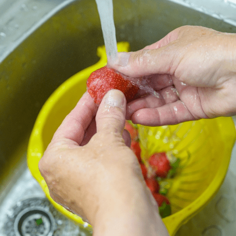 Solo corta las hojas de las fresas si las consumirás de inmediato.   