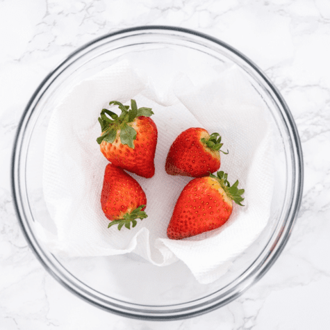 Después de lavar, seca las fresas con papel toalla.   