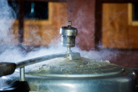 Espera a que la olla a presión termine de expulsar el vapor para levantar la tapa con cuidado.   