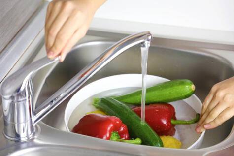 Vierte las verduras en un recipiente con agua para que no se oxiden. Vierte las verduras en un recipiente con agua para que no se oxiden.