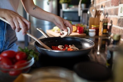 Para ahorrar en alimentos puedes cocinar una gran cantidad, congelarlo y dividirlo durante la semana. Para ahorrar en alimentos puedes cocinar una gran cantidad, congelarlo y dividirlo durante la semana.