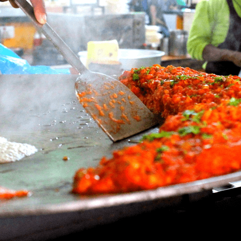La comida callejera se prepara en condiciones insalubres. La comida callejera se prepara en condiciones insalubres.