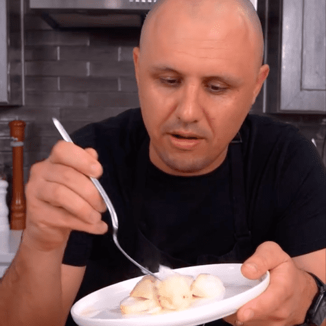 El chef Sonny Hurrell revela el secreto para freír pescado a la perfección. El chef Sonny Hurrell revela el secreto para freír pescado a la perfección.