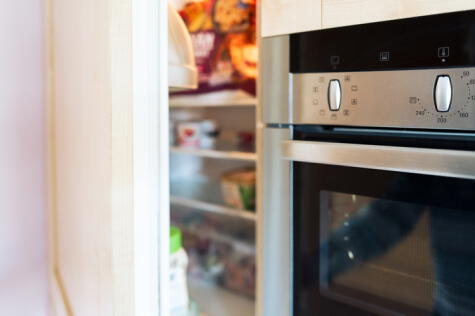 No coloques el refrigerador a lado de fuentes de calor. No coloques el refrigerador a lado de fuentes de calor.