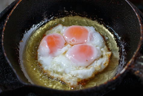 Freír el huevo con aceite disminuye sus nutrientes. Freír el huevo con aceite disminuye sus nutrientes.