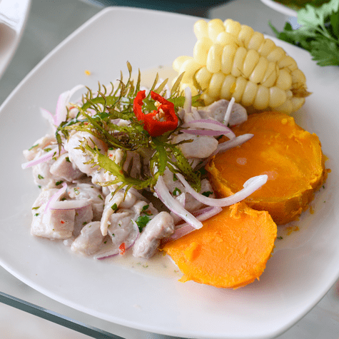 Ceviche peruano tradicional: pescado fresco marinado en jugo de limón, acompañado de camote, maíz y ají limo. Ceviche peruano tradicional: pescado fresco marinado en jugo de limón, acompañado de camote, maíz y ají limo.