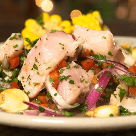 Ceviche boliviano de surubí: una fresca preparación de pescado de río marinado en limón, acompañado de yuca cocida y plátano frito. Ceviche boliviano de surubí: una fresca preparación de pescado de río marinado en limón, acompañado de yuca cocida y plátano frito.