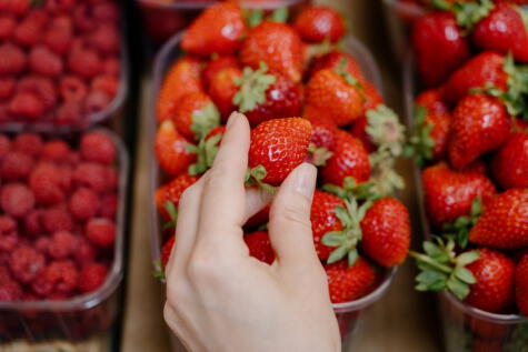 Las fresas contienen fibras, vitaminas y minerales. Las fresas contienen fibras, vitaminas y minerales.