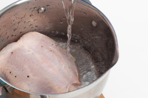 Lo mejor es usar un bowl con agua y colocar el pollo para lavarlo. Lo mejor es usar un bowl con agua y colocar el pollo para lavarlo.