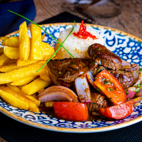 Lomo saltado: el clásico peruano que une lo mejor de la cocina criolla y oriental. Lomo saltado: el clásico peruano que une lo mejor de la cocina criolla y oriental.