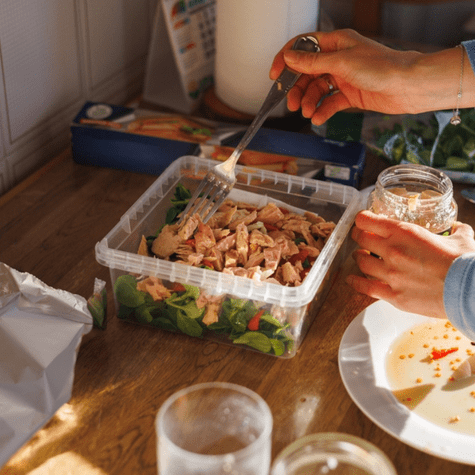Lo mejor es guardar los alimentos como el atún en recipientes herméticos. Lo mejor es guardar los alimentos como el atún en recipientes herméticos.