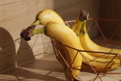 El mejor plátano para consumir es el amarillo con apenas algunas manchas marrones en su cáscara. El mejor plátano para consumir es el amarillo con apenas algunas manchas marrones en su cáscara.