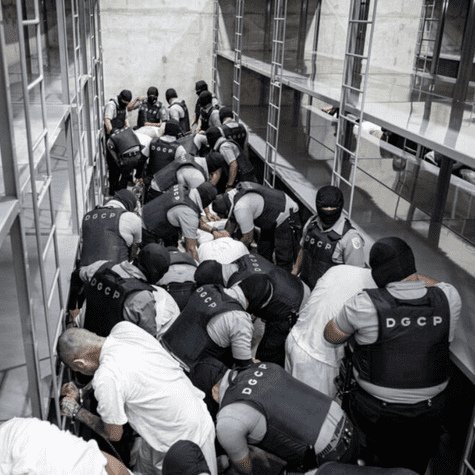 Venezolanos de la banda criminal Tren de Aragua en megacárcel de El Salvador. Venezolanos de la banda criminal Tren de Aragua en megacárcel de El Salvador.