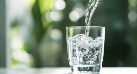 Los hombres jóvenes deben consumir 4,3 litros de agua al día y las mujeres entre 25 y 30 años, 3,3 litros de agua diarios. Los hombres jóvenes deben consumir 4,3 litros de agua al día y las mujeres entre 25 y 30 años, 3,3 litros de agua diarios.