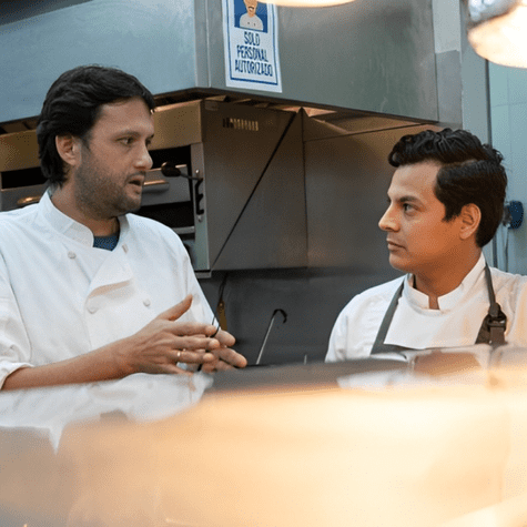 El chef peruano Jaime Pesaque junto al chef ecuatoriano, Santiago Nieto, en la cocina del restaurante Casa Julián. El chef peruano Jaime Pesaque junto al chef ecuatoriano, Santiago Nieto, en la cocina del restaurante Casa Julián.