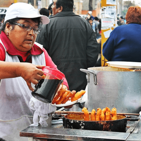 Picarones callejeros: el sabor criollo al paso. Picarones callejeros: el sabor criollo al paso.