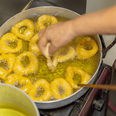 Los picarones se doran hasta quedar crocantes por fuera y suaves por dentro. Los picarones se doran hasta quedar crocantes por fuera y suaves por dentro.