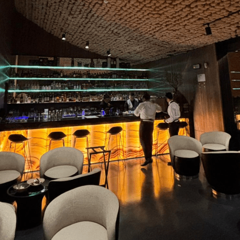 Brass Grill & Bar resalta el sabor de sus platos a través de las brasas. Brass Grill & Bar resalta el sabor de sus platos a través de las brasas.