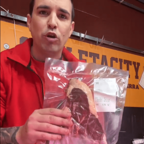 El carnicero más viral de Tik Tok comparte sus tips para descongelar la carne sin que quede seca y dura. El carnicero más viral de Tik Tok comparte sus tips para descongelar la carne sin que quede seca y dura.