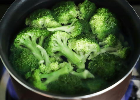 <em>El brócoli, un vegetal cargado de vitaminas C, K y A, promueve la salud ósea y fortalece el sistema inmunológico. </em> <em>El brócoli, un vegetal cargado de vitaminas C, K y A, promueve la salud ósea y fortalece el sistema inmunológico. </em>