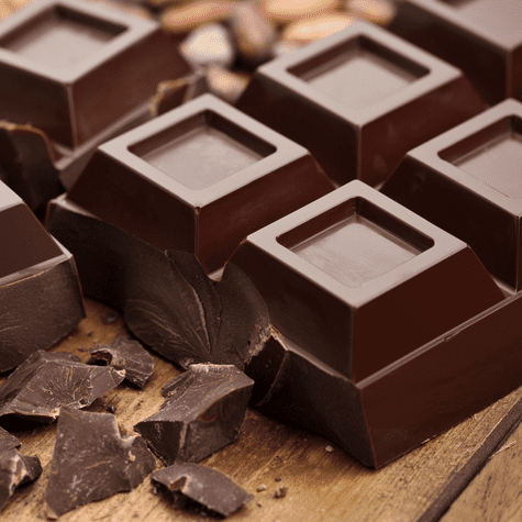 Rico en antioxidantes, el chocolate amargo potencia tu concentración y memoria. Rico en antioxidantes, el chocolate amargo potencia tu concentración y memoria.