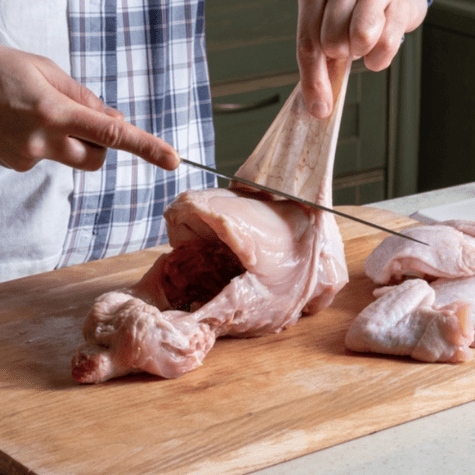 Schmaltz casero: se obtiene lentamente al derretir la grasa del pollo. Schmaltz casero: se obtiene lentamente al derretir la grasa del pollo.