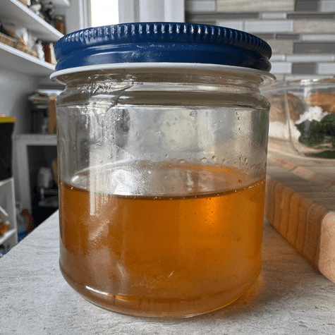 El schmaltz es fácil de hacer y se obtiene de la piel del pollo. El schmaltz es fácil de hacer y se obtiene de la piel del pollo.
