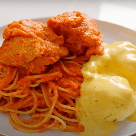 Tallarines rojos con salsa a la huancaína. Tallarines rojos con salsa a la huancaína.