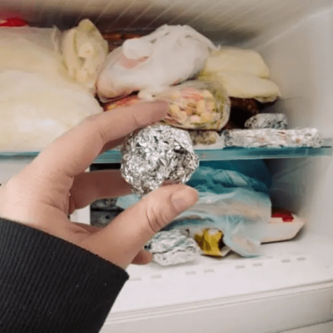 Bolas de papel aluminio en el congelador puede mejorar la vida de tu congelador. Bolas de papel aluminio en el congelador puede mejorar la vida de tu congelador.