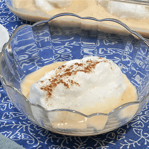 Huevos a la nieve con crema inglesa. Huevos a la nieve con crema inglesa.