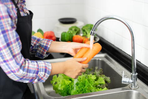 El primer paso para desinfectar los alimentos es lavarlos con agua. El primer paso para desinfectar los alimentos es lavarlos con agua.