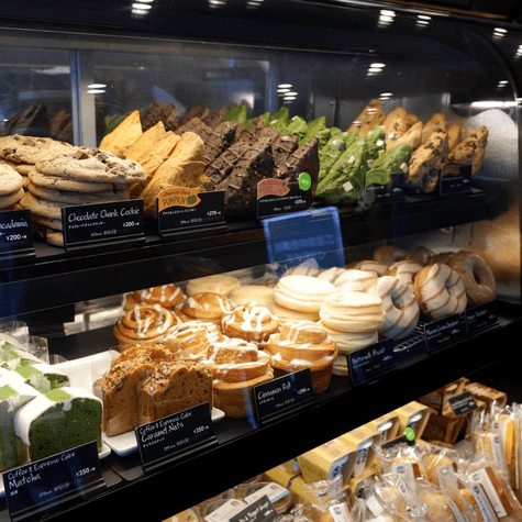 Personas sin hogar que recibían alimentos no vendidos repartidos por el trabajador. Personas sin hogar que recibían alimentos no vendidos repartidos por el trabajador.