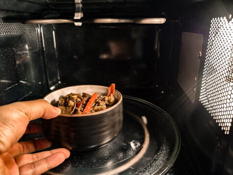 El microondas calienta la comida mediante ondas oscilantes, generando calor. El microondas calienta la comida mediante ondas oscilantes, generando calor.