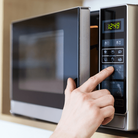 No uses el microondas a máxima potencia porque puede afectar el sabor y la textura de la comida. No uses el microondas a máxima potencia porque puede afectar el sabor y la textura de la comida.