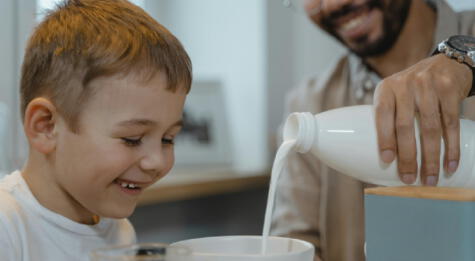 La leche es un alimento esencial que aporta nutrientes como calcio y vitamina B12, pero puede causar inconvenientes si no se conserva correctamente.   