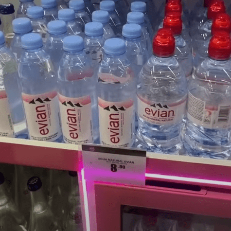 En la sucursal de Wong ubicado en Asia, una botella de agua tiene una costo aproximado de 8 soles. En la sucursal de Wong ubicado en Asia, una botella de agua tiene una costo aproximado de 8 soles.
