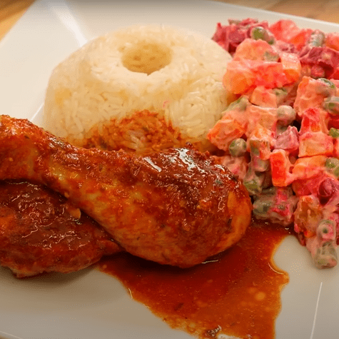 Receta casera de pollo al horno con ensalada rusa, según Nelly Rossinelly. Receta casera de pollo al horno con ensalada rusa, según Nelly Rossinelly.