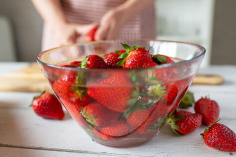 Sumerge las fresas en vinagre durante 20 minutos. Sumerge las fresas en vinagre durante 20 minutos.