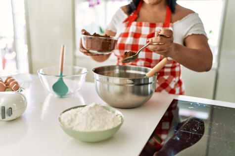 Mezcla muy bien cada ingrediente para la torta de chocolate sin gluten. Mezcla muy bien cada ingrediente para la torta de chocolate sin gluten.