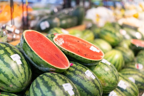 La fruta partida se convierte en un lugar ideal para el crecimiento de agentes patógenos. La fruta partida se convierte en un lugar ideal para el crecimiento de agentes patógenos.