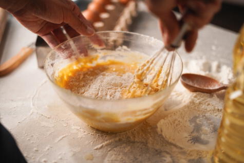 Mezcla muy bien cada uno de los ingredientes del budín de limón. Mezcla muy bien cada uno de los ingredientes del budín de limón.