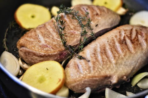 La pechuga de pollo destaca como una fuente superior de proteína, con hasta 32 gramos de proteínas. La pechuga de pollo destaca como una fuente superior de proteína, con hasta 32 gramos de proteínas.