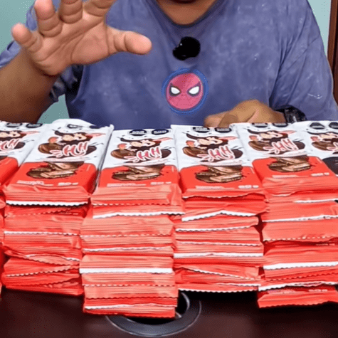 Tuvo que comprar más de 100 tabletas de chocolate para encontrar el ticket dorado. Tuvo que comprar más de 100 tabletas de chocolate para encontrar el ticket dorado.