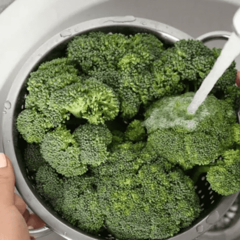 Lava y desinfecta el brócoli con vinagre. Lava y desinfecta el brócoli con vinagre.