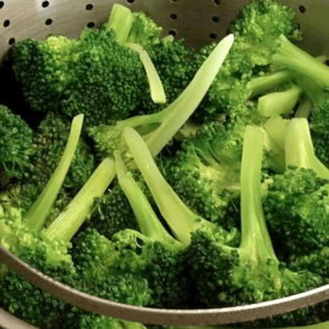 Las lombrices en el brócoli se alimentan de él. Las lombrices en el brócoli se alimentan de él.